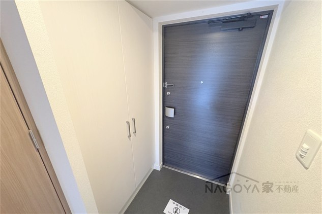 プレサンス栄ライズ 玄関