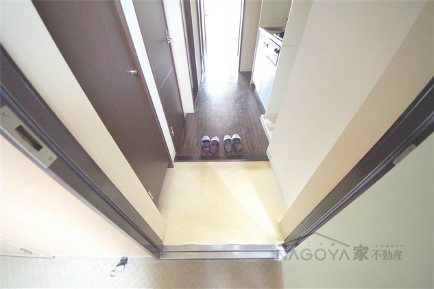 ニーズメゾン新栄 玄関