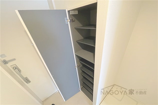 リブリ・パティオ 玄関