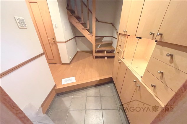 日和町5丁目戸建 玄関