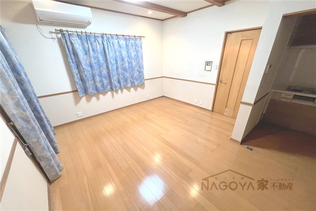 日和町5丁目戸建 リビング