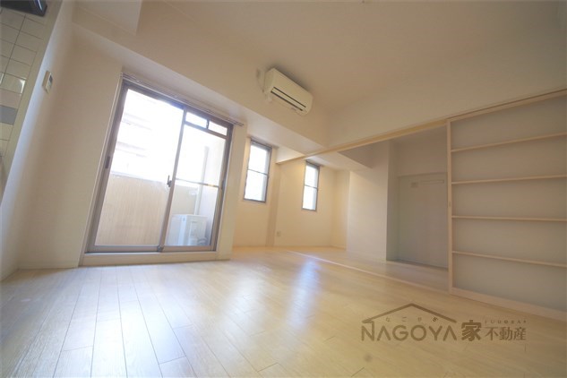 サンエスケーイワタ丸の内 リビング