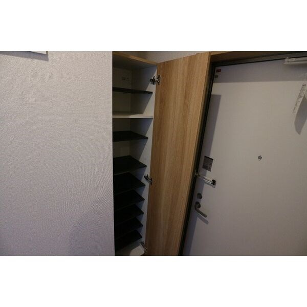 REGALEST栄生町 玄関