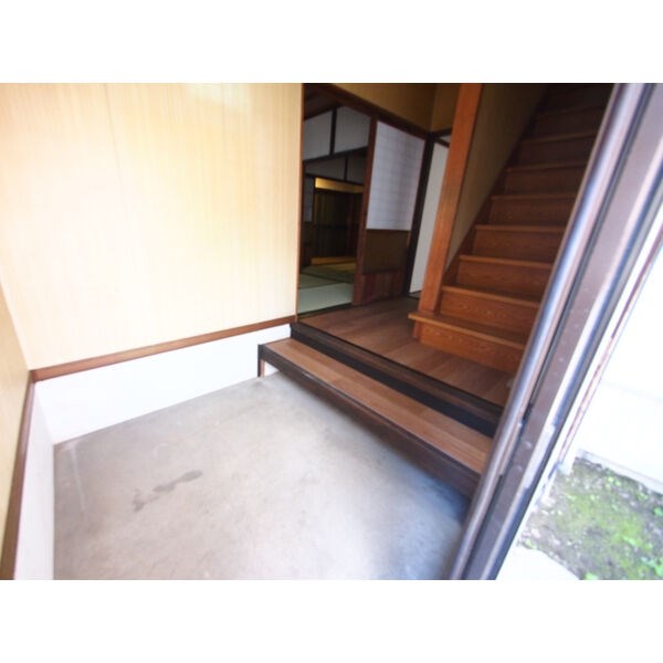 軍水町貸家 玄関