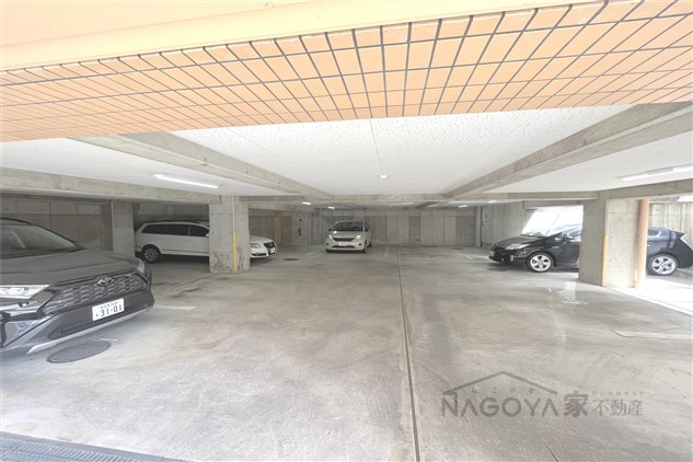 ふぁみーゆ月見坂 駐車場