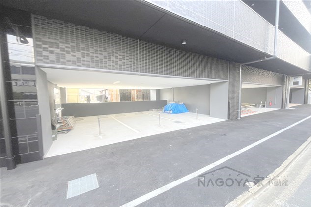 プレサンス太閤通駅前デュプル 駐車場