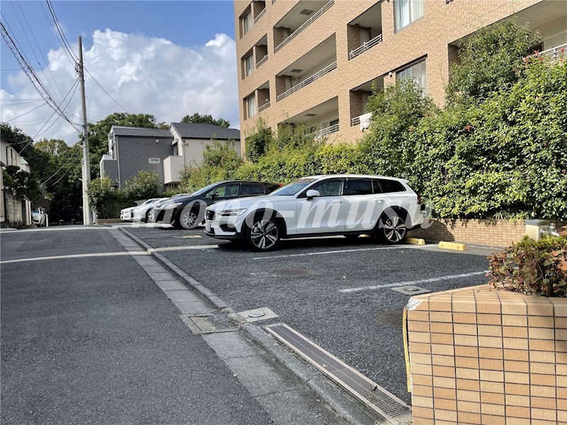 アーデン駒沢パークフロント 駐車場