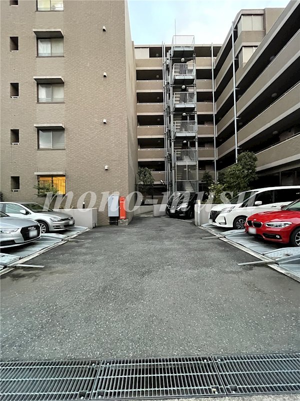 クラッサ目黒かむろ坂 駐車場