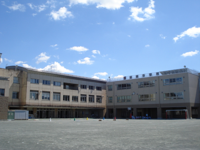 岡本3丁目貸家 小学校