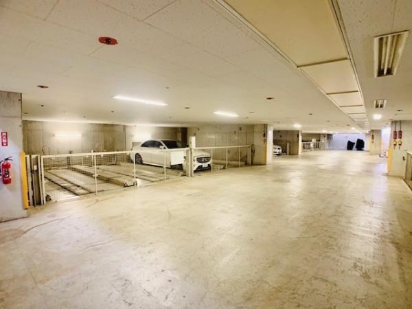 アパートメンツ東山 駐車場