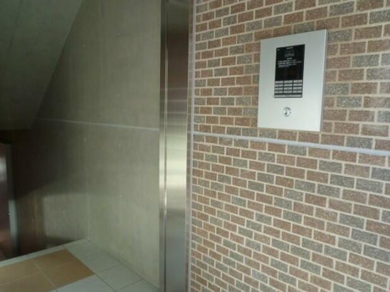 ウェルスクエアイズム三軒茶屋 エントランス