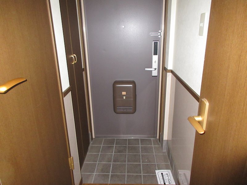 リバティ灯明寺 玄関