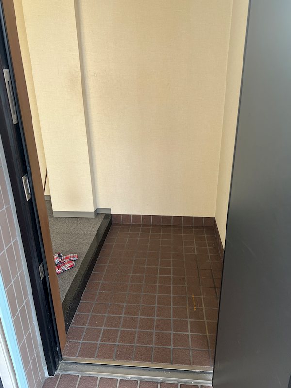 ウイング八田 玄関