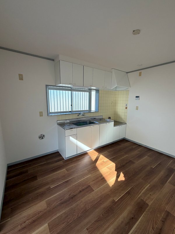 サンバーン港南台E-1 リビング