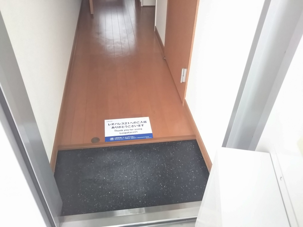 レオパレスドゥジェーム 玄関