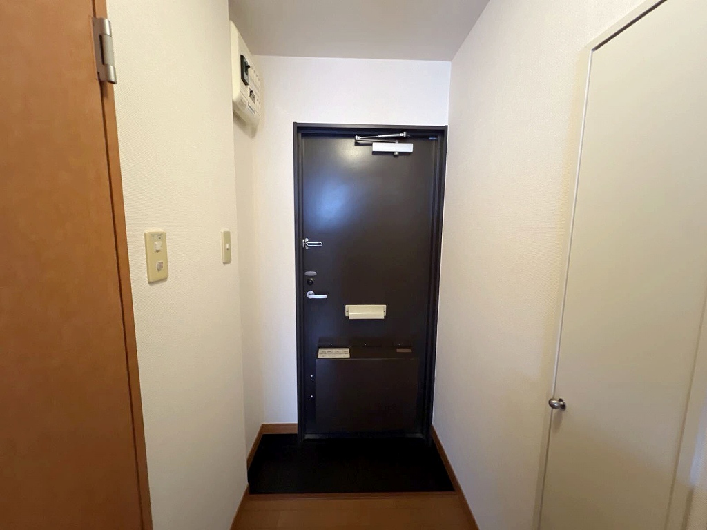 レオパレスアムール 玄関