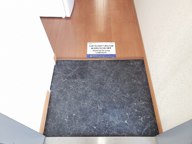 レオパレス椎名 玄関