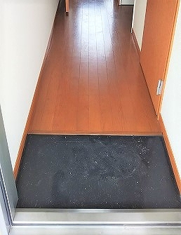 レオパレス末広 玄関