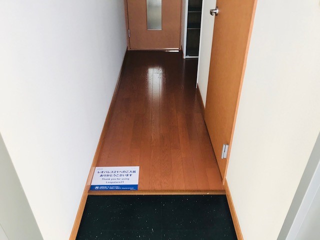 レオパレスコートデレモングラス 玄関
