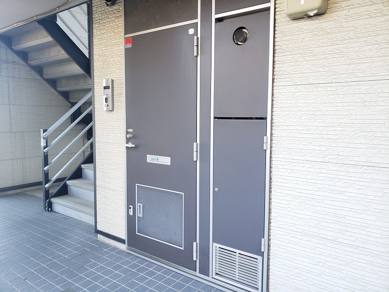 レオパレスアルシオン 玄関