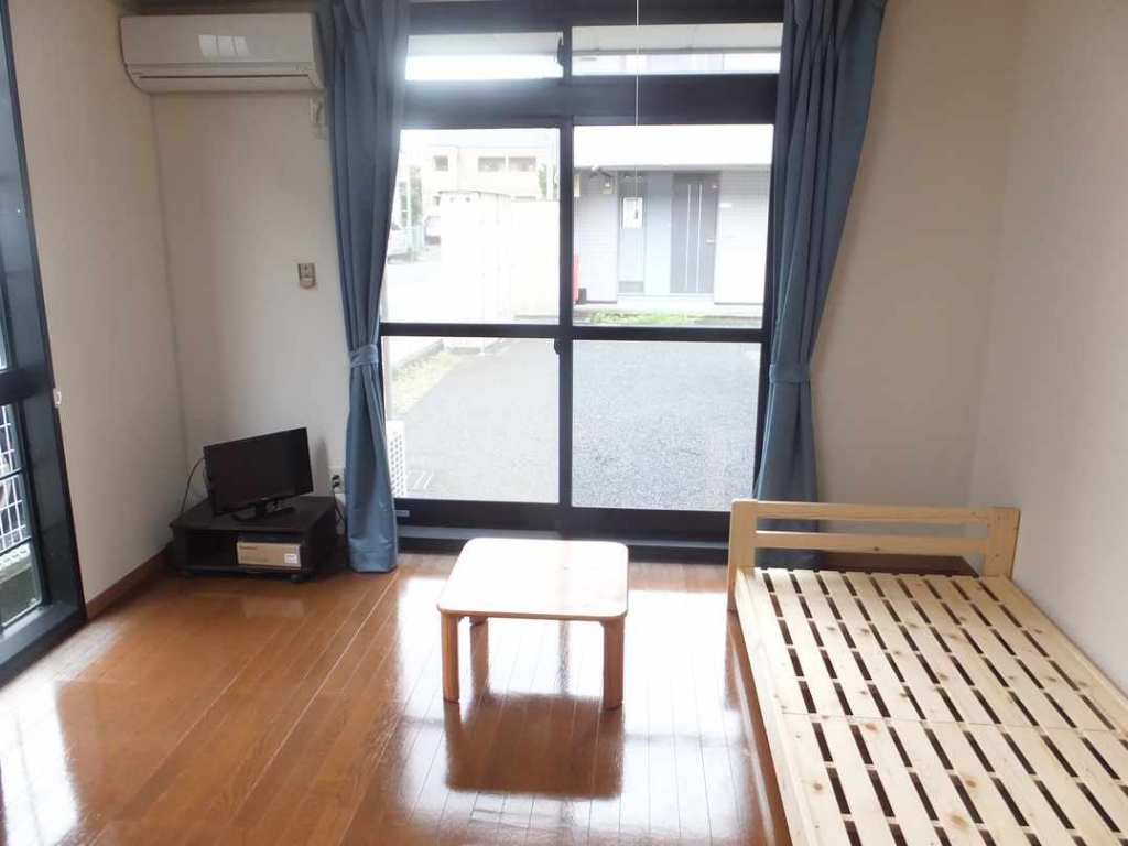 レオパレスカメリア弐番館 リビング