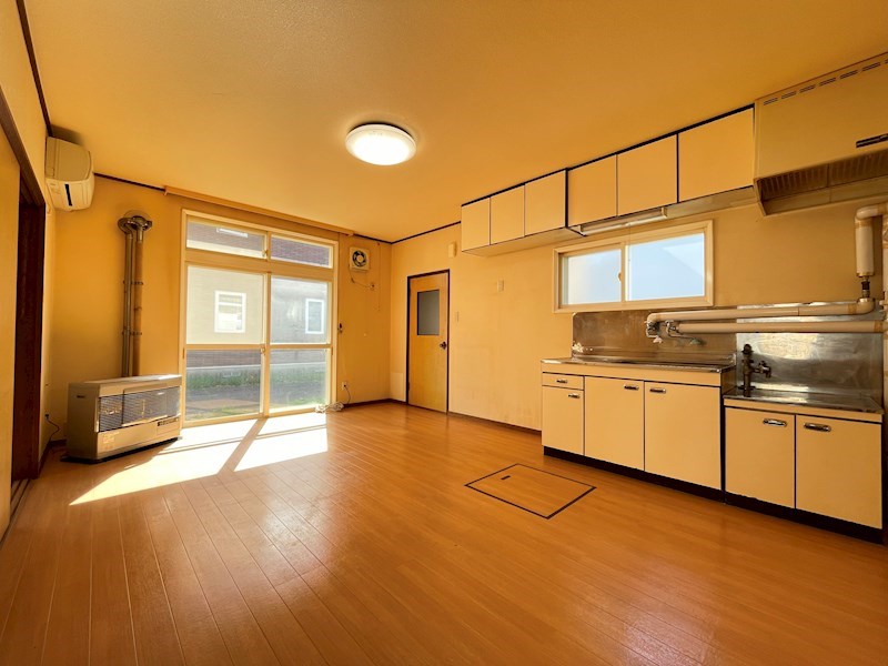 西6南27戸建貸家  リビング
