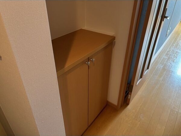 ディマーネ 玄関