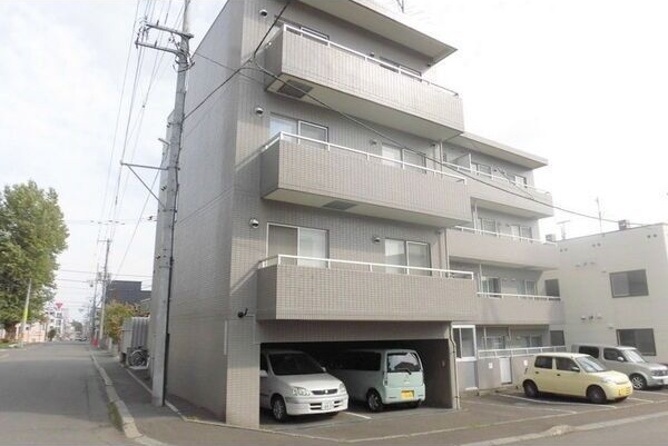 ロワイヤル山の手 駐車場