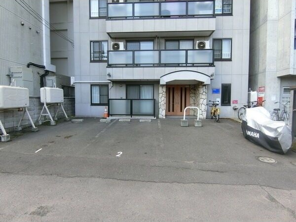 アンビエンテ131 駐車場