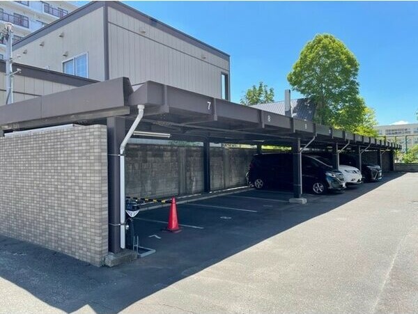 オ・ドミール北19条 駐車場