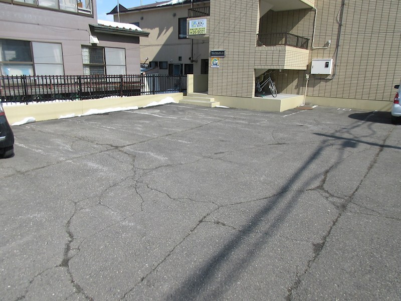 マルクエレガンス 駐車場