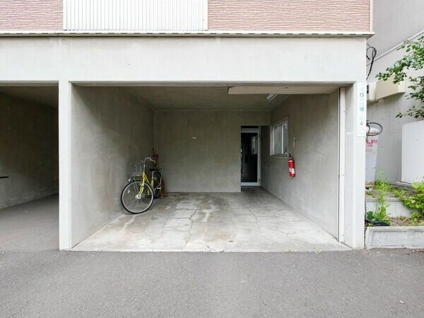 タントハウス15 駐車場