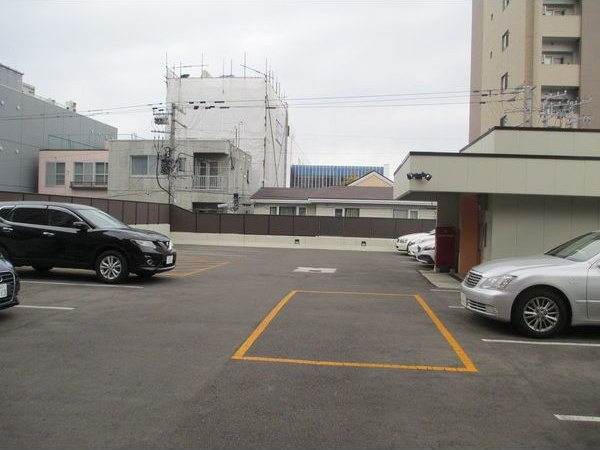 サンタの館裏参道 駐車場