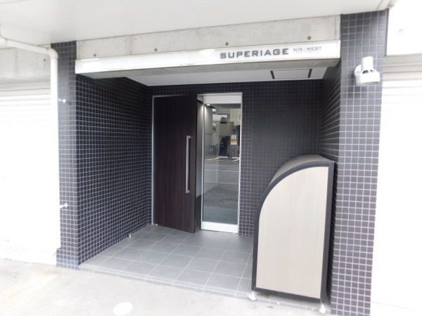 SUPERIAGE N19 WEST エントランス