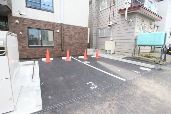 Crea Maison発寒南East(クレアメゾン) 駐車場
