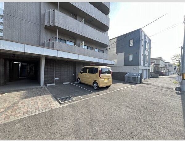 ローザス23 駐車場