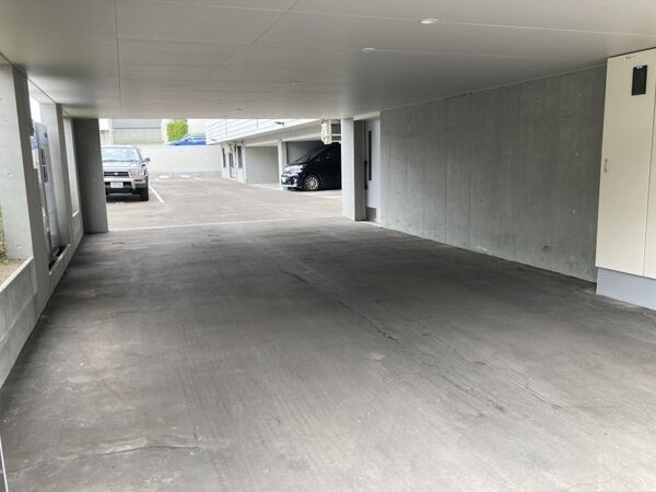 アルファスクエア福住2条 駐車場