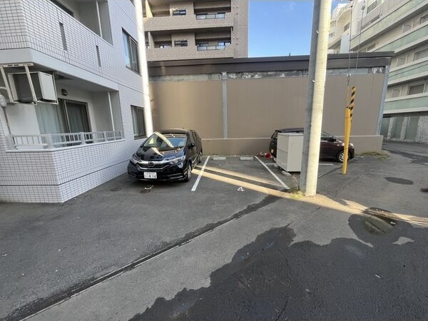 CREDIBLE(旧:AYA Casa) 駐車場