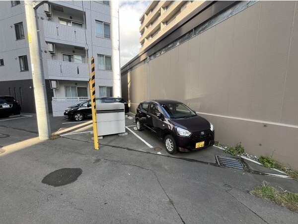 CREDIBLE(旧:AYA Casa) 駐車場