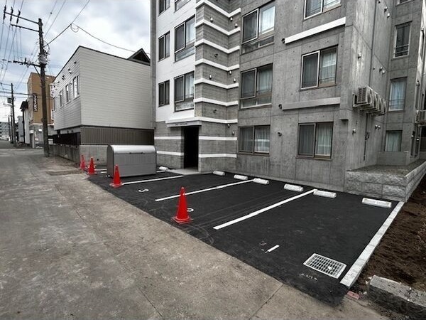 BASE　TSUKISAMU 駐車場