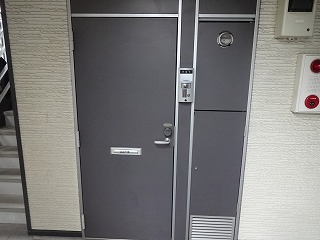 レオパレスグランダーム 玄関