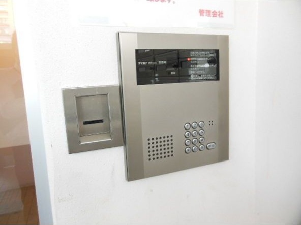 LEE北９条 エントランス