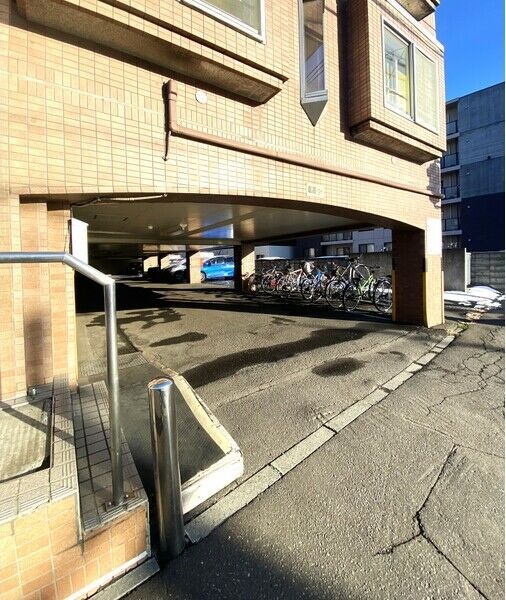 メープル月寒中央駅 駐車場