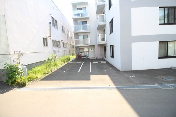 プリエ北33条 駐車場
