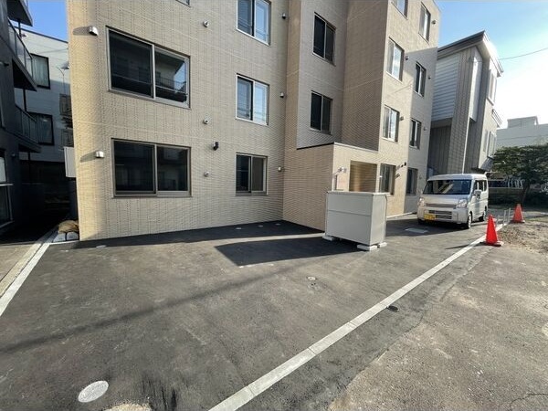 viride tres 駐車場