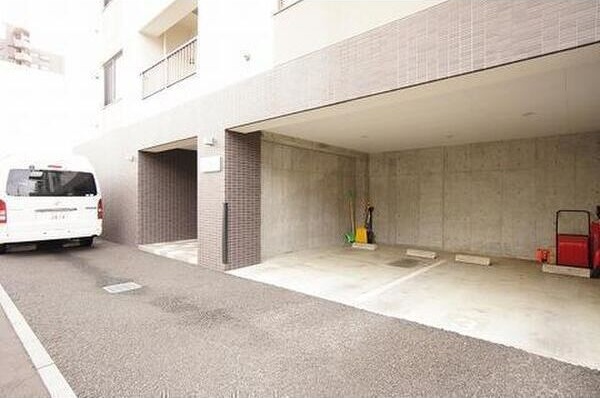 クラルテ旭山公園通 駐車場