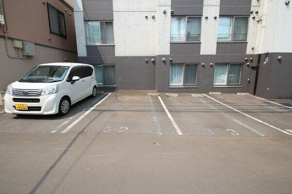 プレシャスハイム発寒南 駐車場