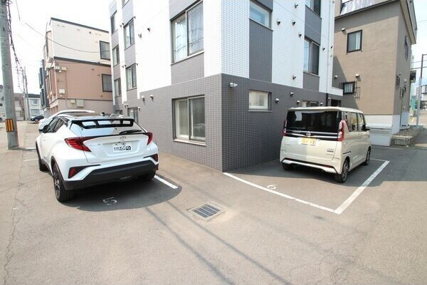 プレシャスハイム発寒南 駐車場