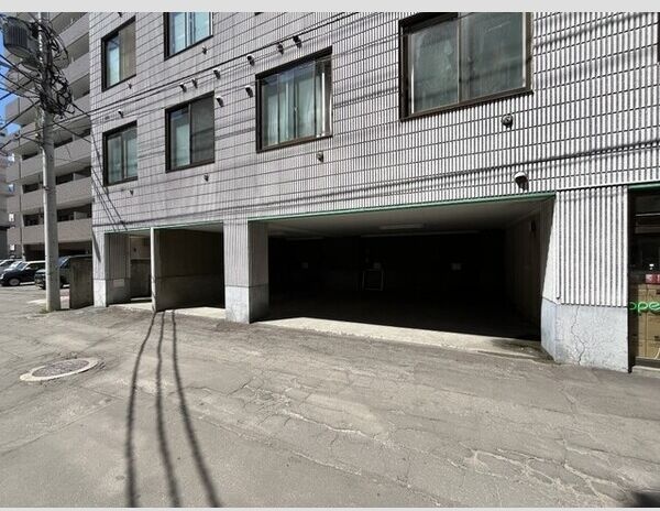 クィーン南５条 駐車場