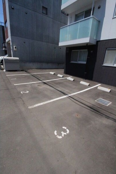 Y’s月寒西 駐車場